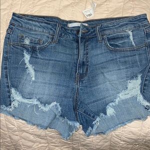Cute mid rises denim shorts